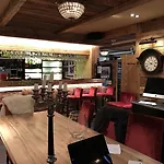Le Castel Hotel